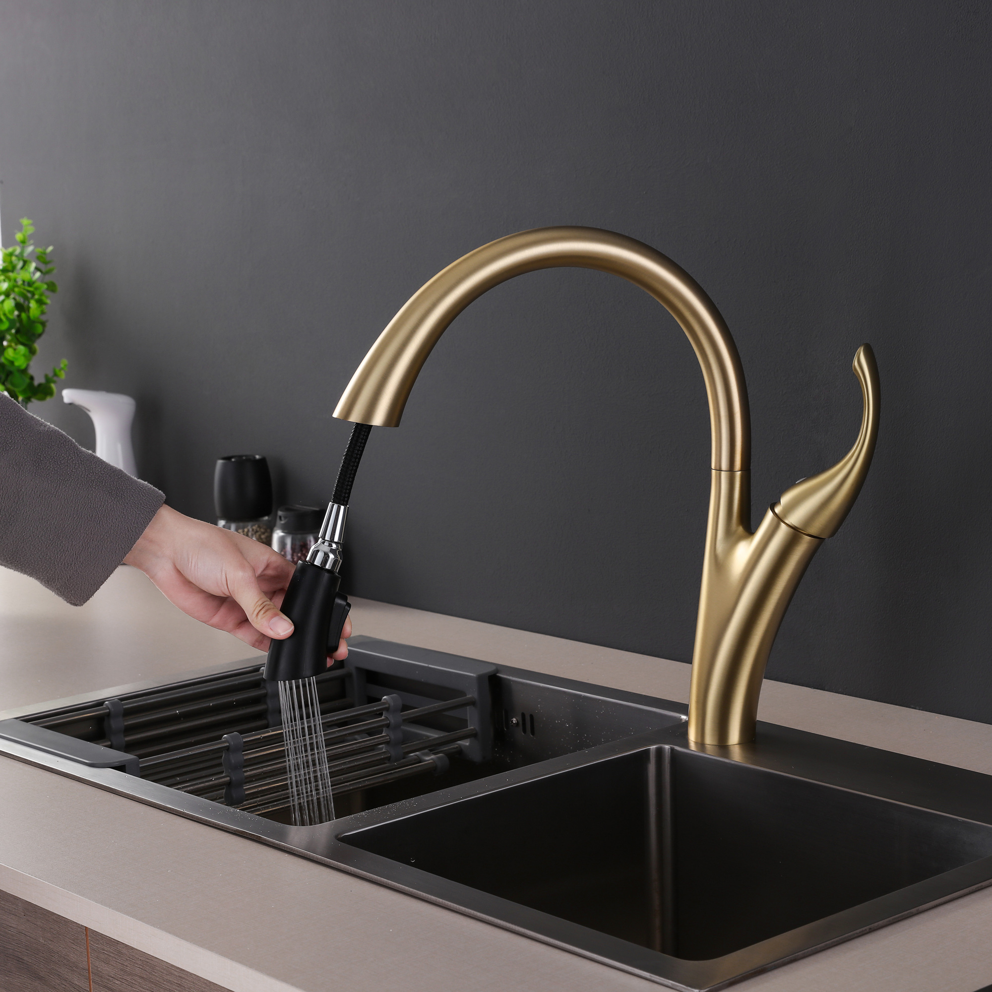 Профессиональный золотой вращающийся кухонный кран для воды с высоким качеством
